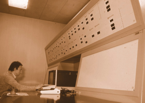 Old: worker at a monitoring station (photo)