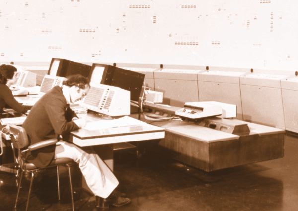 Old: staff at a monitoring station (photo)